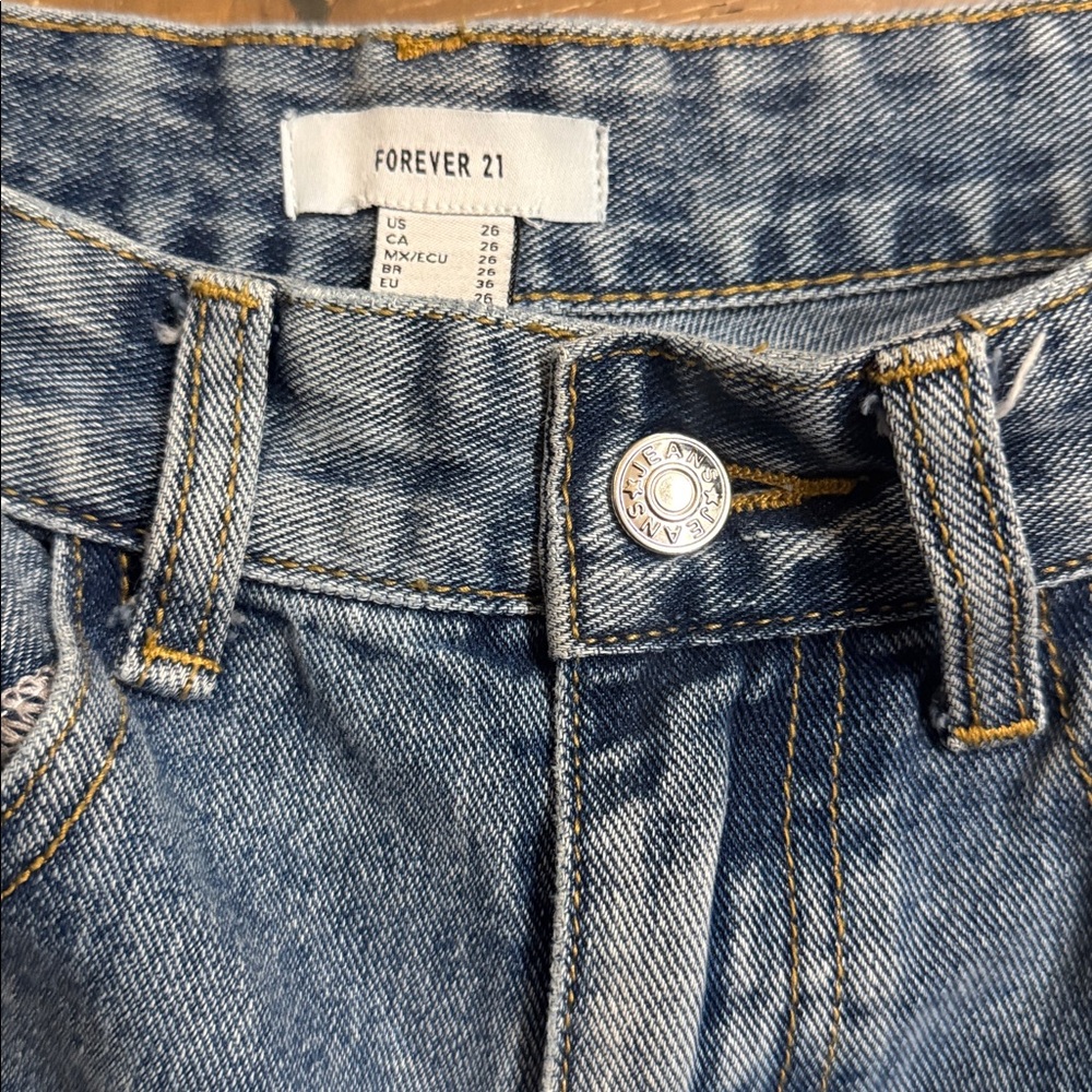 Forever 21 Light Wash Straight Leg Jeans Cut Out Knee Distressed Size 26 - Picture 3 of 6
